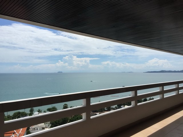Condominium for rent Jomtien Beach showing the balcony view