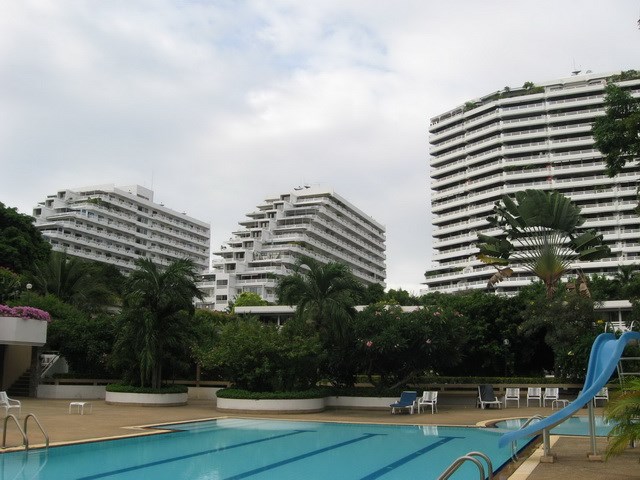 Condominium for rent Jomtien Beach showing the communal pool Condominium for rent Jomtien Beach showing the communal pool
