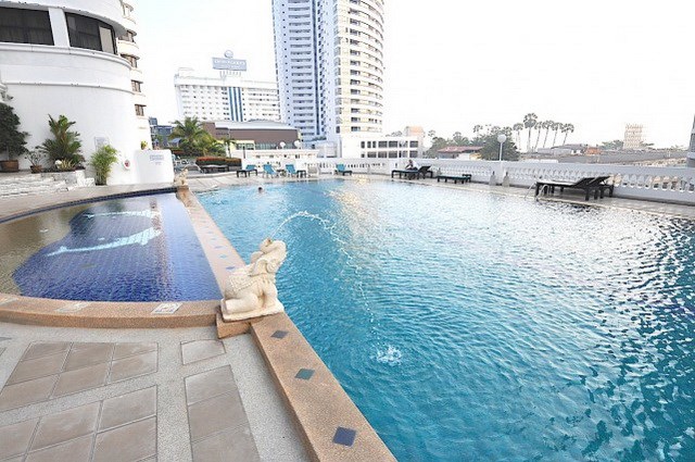 Condominium for rent Jomtien showing the communal pool