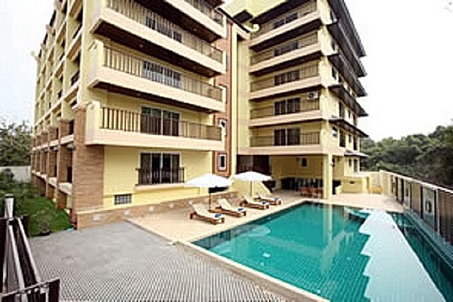 Condominium for rent Jomtien Beach showing the communal pool