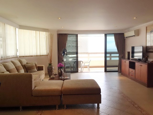 Condominium for rent Jomtien Beach showing the living area and balcony