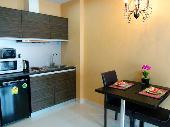 Condominium for rent Jomtien Park Lane showing the dining and kitchen areas 