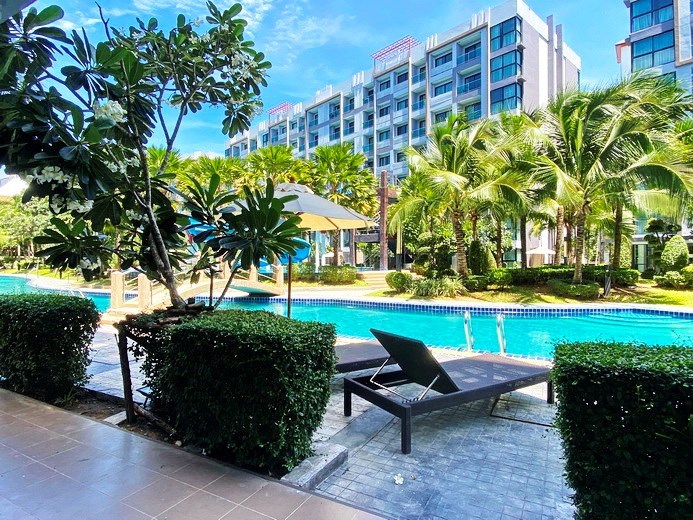 Condominium for Rent Jomtien showing the direct pool access 