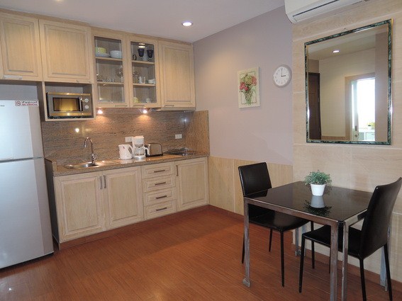 Condominium for rent Jomtien showing the kitchen and dining area