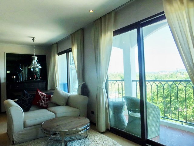 Condominium for rent Jomtien showing the living area and balcony 