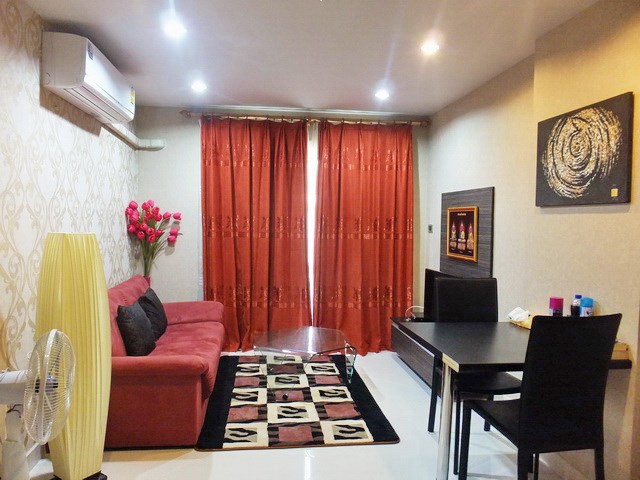 Condominium for rent Jomtien Park Lane showing the living and dining areas 