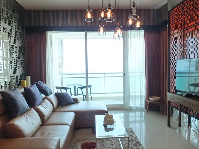 Condominium for rent Jomtien Pattaya showing the living area and balcony 