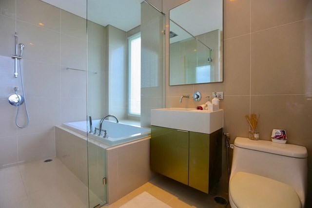 Condominium for rent Jomtien Pattaya showing the master bathroom with bathtub 