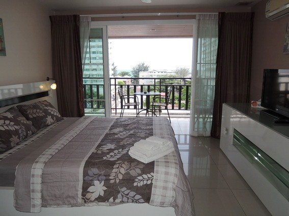 Condominium for rent Jomtien showing the master bedroom and balcony