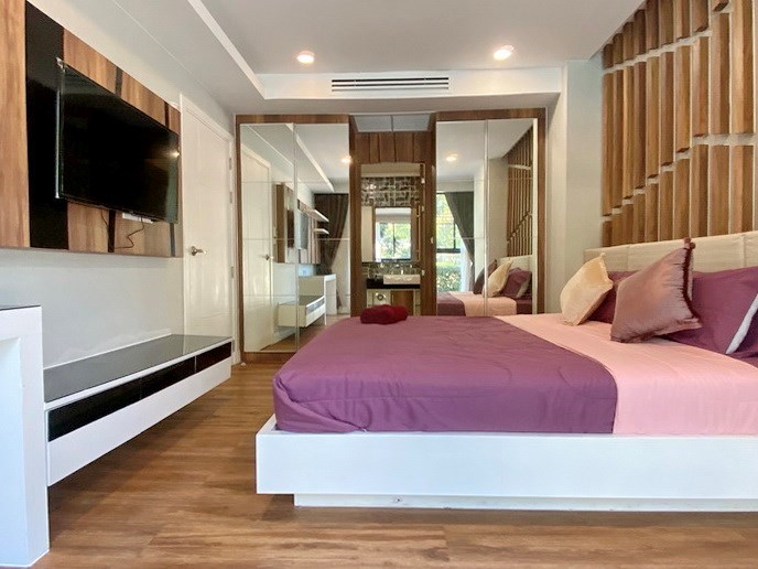 Condominium for Rent Jomtien showing the master bedroom suite