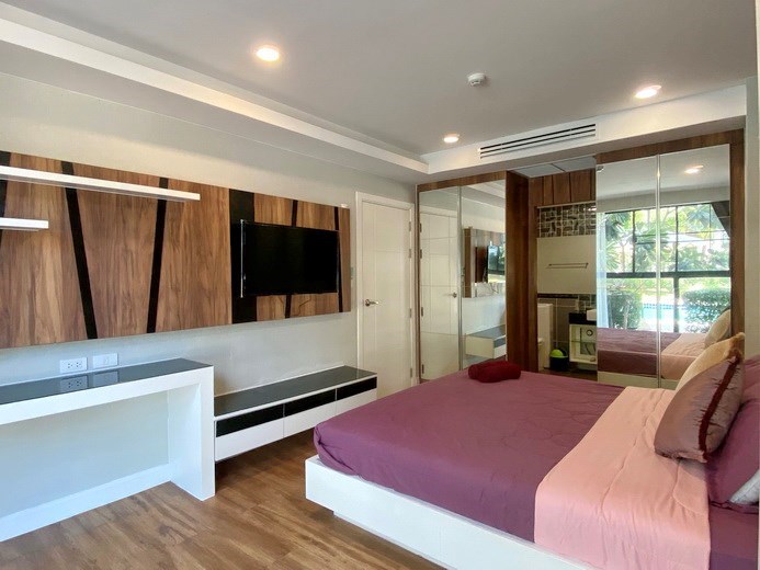 Condominium for Rent Jomtien showing the master bedroom with built-in wardrobes 