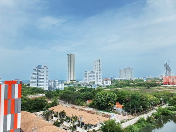 Condominium for rent Jomtien Pattaya showing the balcony view 