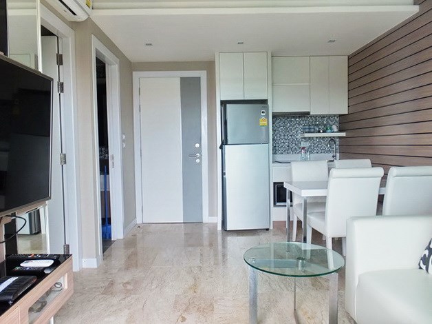 Condominium for rent Jomtien Pattaya showing the open plan concept and entrance 