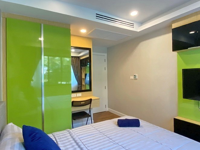 Condominium for Rent Jomtien showing the second bedroom with built-in wardrobes 