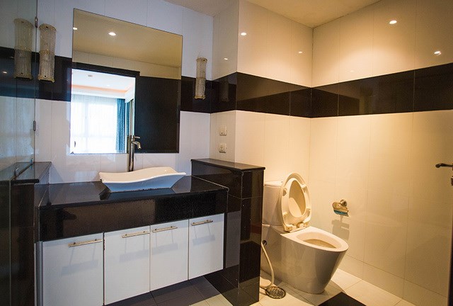 Condominium for rent Pattaya showing the bathroom