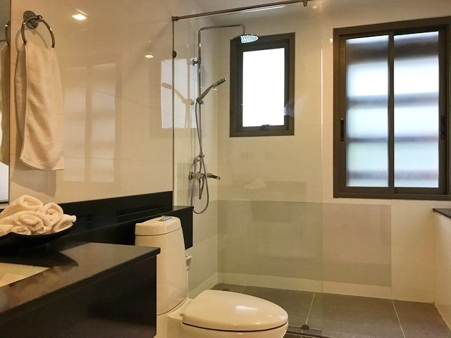 Condominium for Rent Central Pattaya showing the master bathroom 