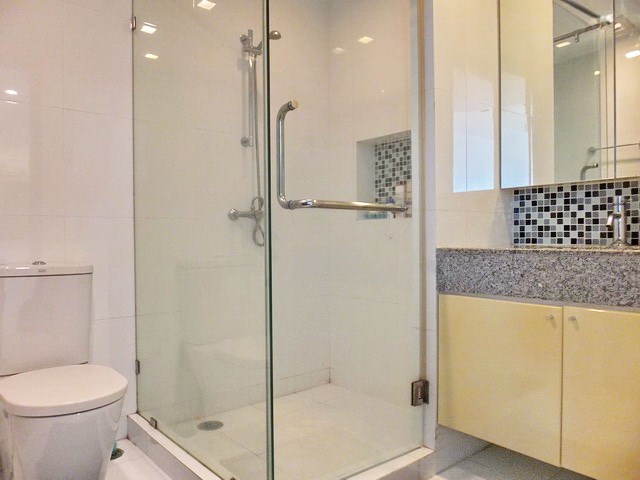 Condominium for rent Pattaya Beach showing the bathroom