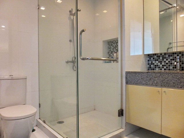 Condominium for rent Pattaya Beach showing the bathroom