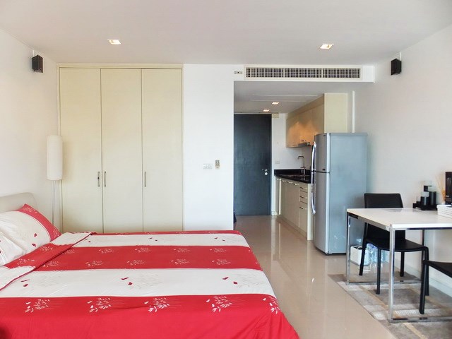 Condominium for rent Pattaya Beach showing the bed and built in wardrobe