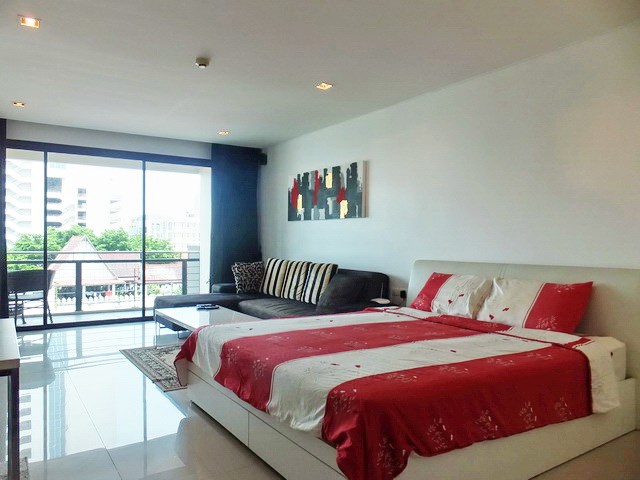 Condominium for rent Pattaya Beach showing the bed and living area
