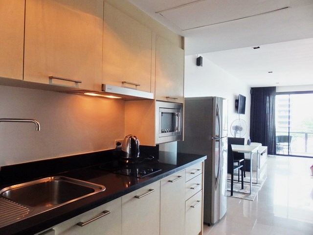 Condominium for rent Pattaya Beach showing the kitchen and dining areas