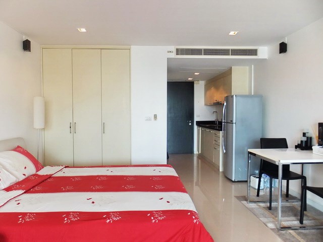 Condominium for rent Pattaya Beach showing the bed and wardrobes