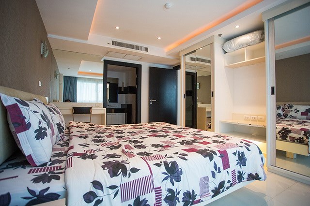 Condominium for rent Pattaya showing the bedroom suite 