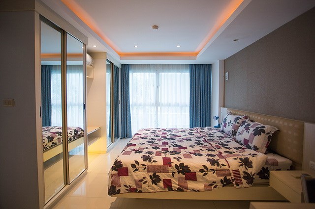 Condominium for rent Pattaya showing the bedroom and builtin wardrobe Condominium for rent Pattaya showing the bedroom and builtin wardrobe