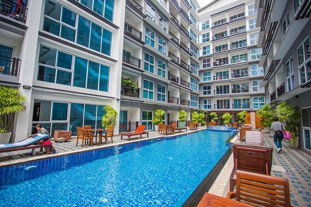 Condominium for rent Pattaya showing the pool and buildings