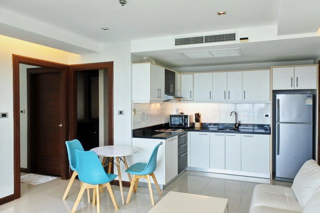 Condominium for rent Pattaya showing the dining and kitchen areas
