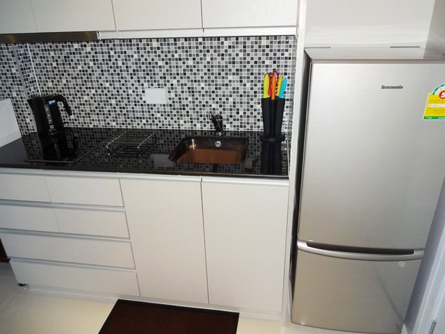 Condominium For Rent Pattaya showing the kitchen