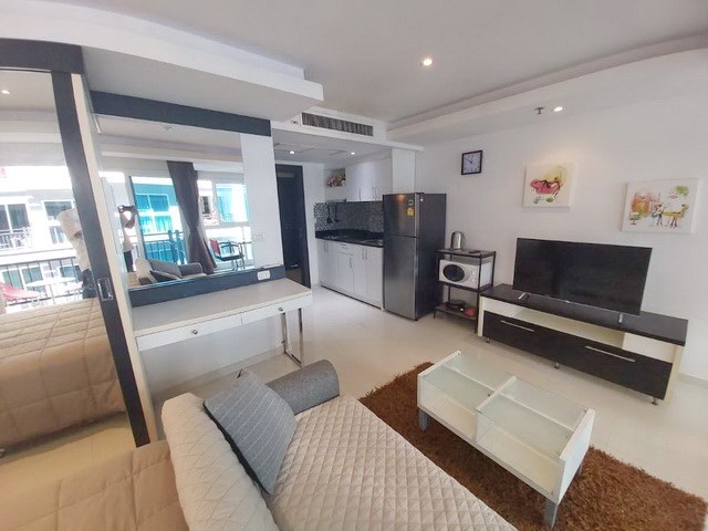 Condominium for rent Pattaya showing the living and kitchen areas 