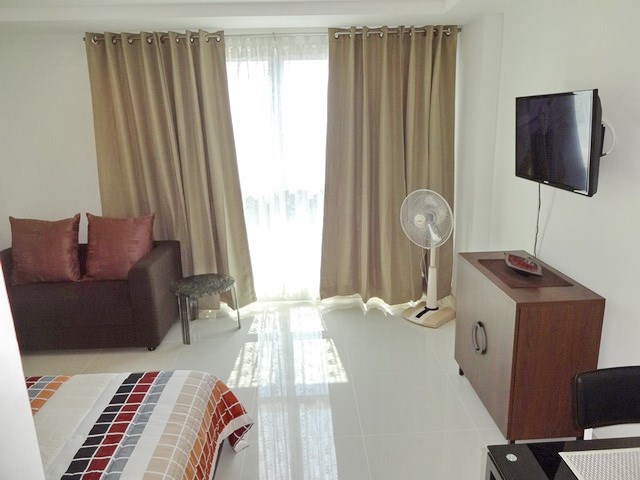 Condominium for rent Pattaya showing the living area and TV Condominium for rent Pattaya showing the living area and TV