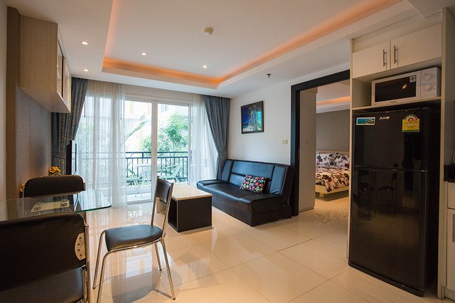 Condominium for rent Pattaya showing the living, dining and kitchen 