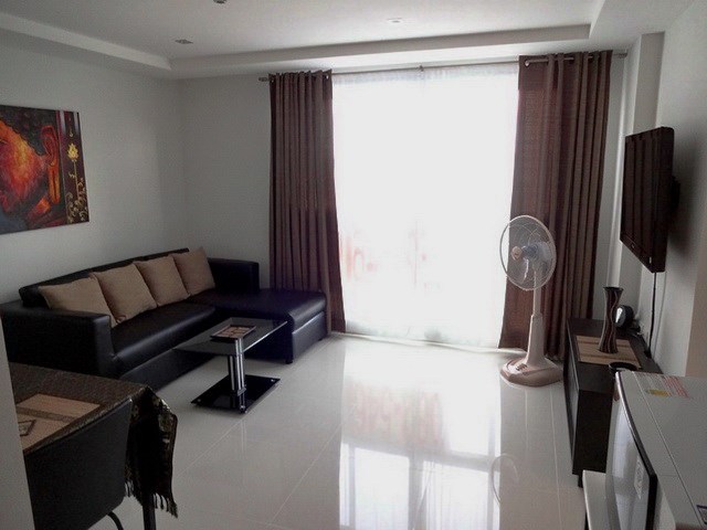 Condominium For Rent Pattaya showing the living and dining areas 