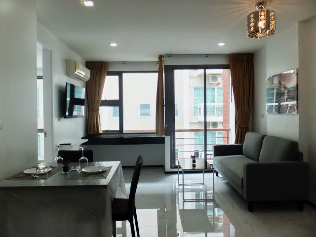 Condominium for Rent Pattaya showing the living and dining areas 