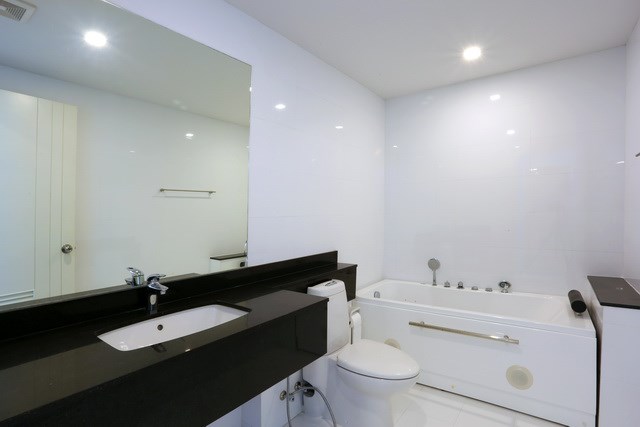 Condominium For Rent Pattaya showing the master bathroom 