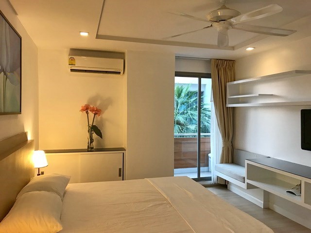 Condominium for Rent Central Pattaya showing the master bedroom and balcony 