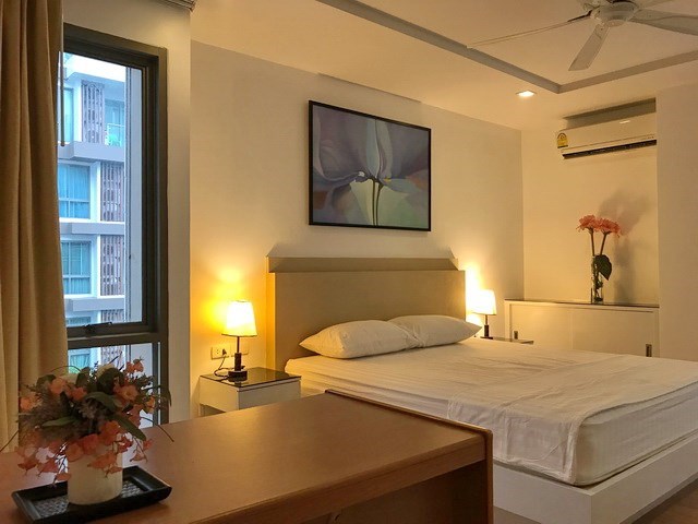 Condominium for Rent Central Pattaya showing the master bedroom and office area Condominium for Rent Central Pattaya showing the master bedroom and office area