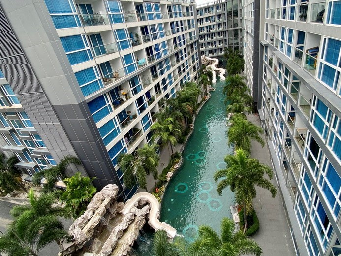 Condominium for rent Pattaya showing the balcony with pool view