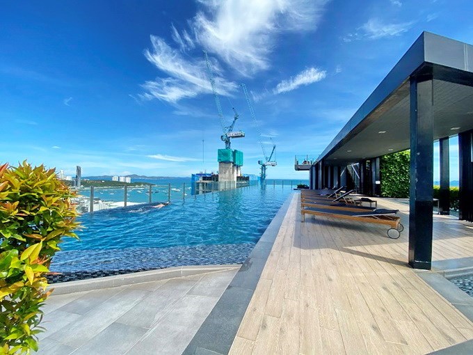 Condominium for Rent Pattaya showing the rooftop communal pool 