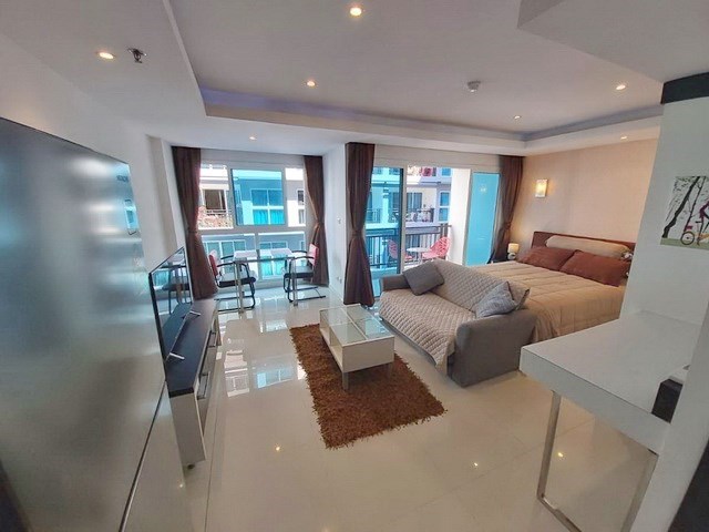 Condominium for rent Pattaya showing the studio suite and balcony Condominium for rent Pattaya showing the studio suite and balcony