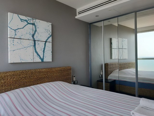 Condominium for rent Pratumnak Hill showing the bedroom and built-in wardrobes 