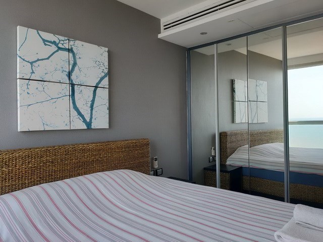 Condominium for rent Pratumnak Hill showing the bedroom and built-in wardrobes Condominium for rent Pratumnak Hill showing the bedroom and built-in wardrobes