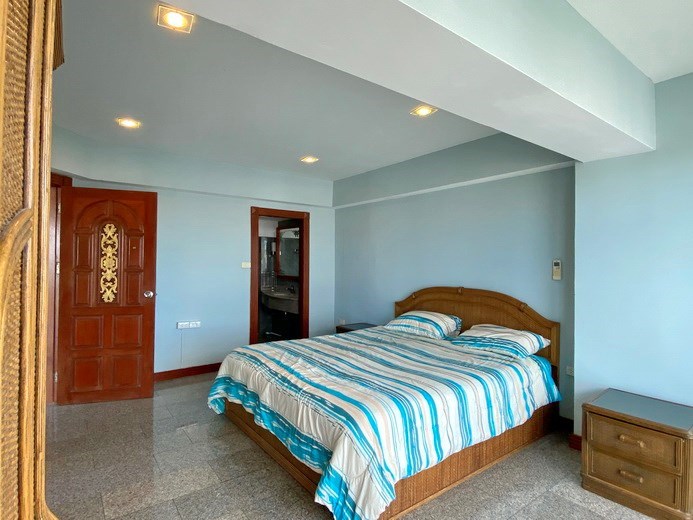 Condominium for rent Pratumnak showing the bedroom suite 