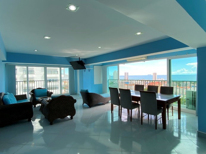 Condominium for rent Pratumnak showing the dining and living areas 