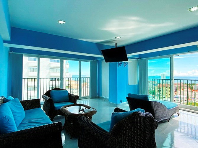 Condominium for rent Pratumnak showing the living room with sea view 