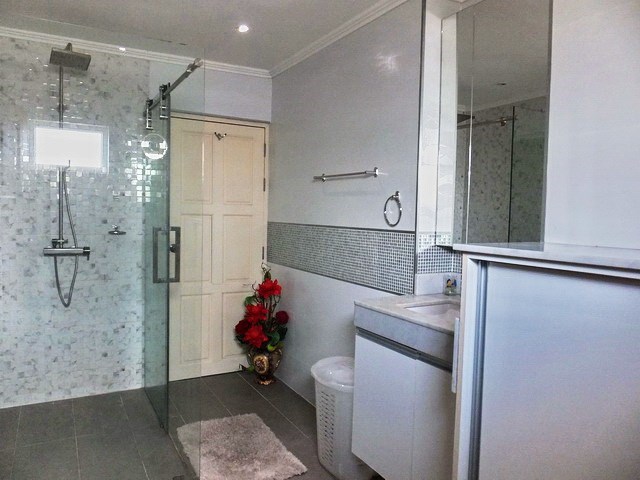 Condominium for rent Pratumnak Pattaya showing the second bathroom 