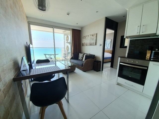 Condominium for rent Pratumnak Hill showing the living, dining and kitchen areas Condominium for rent Pratumnak Hill showing the living, dining and kitchen areas