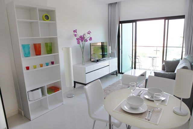 Condominium for rent Pratumnak Pattaya showing the dining and living areas